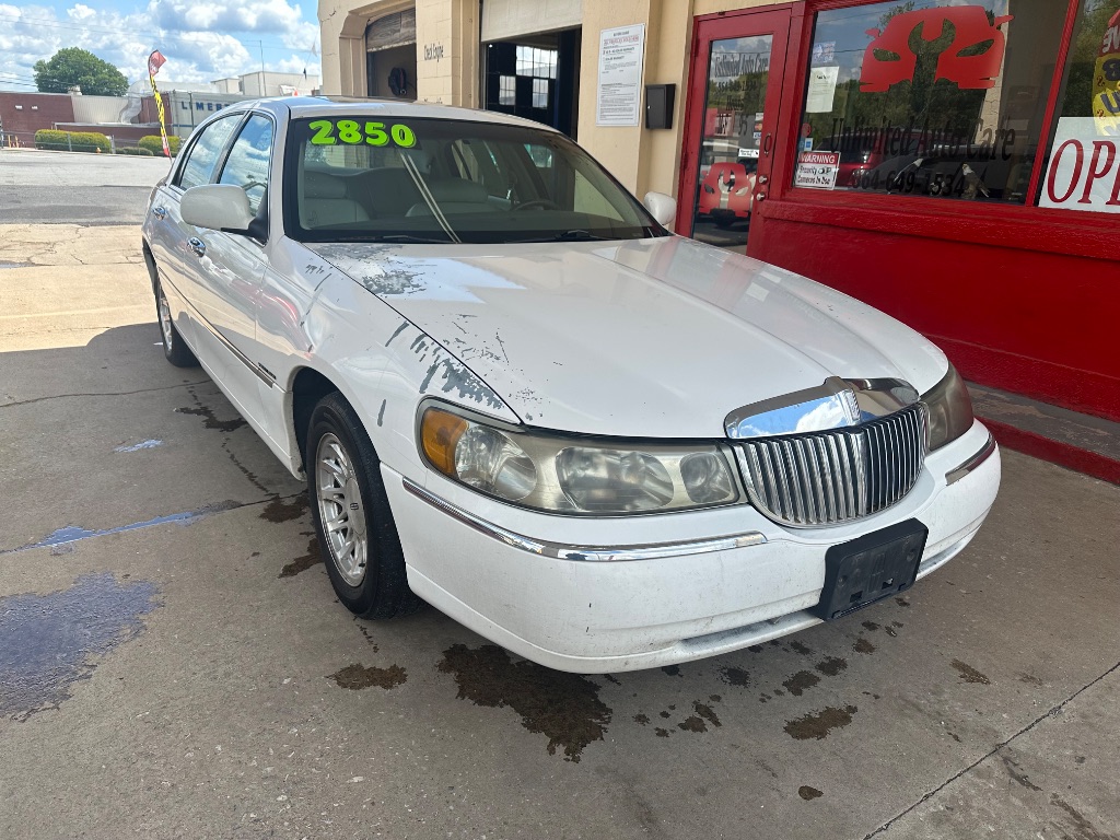 1999 Lincoln Town Car Signature photo