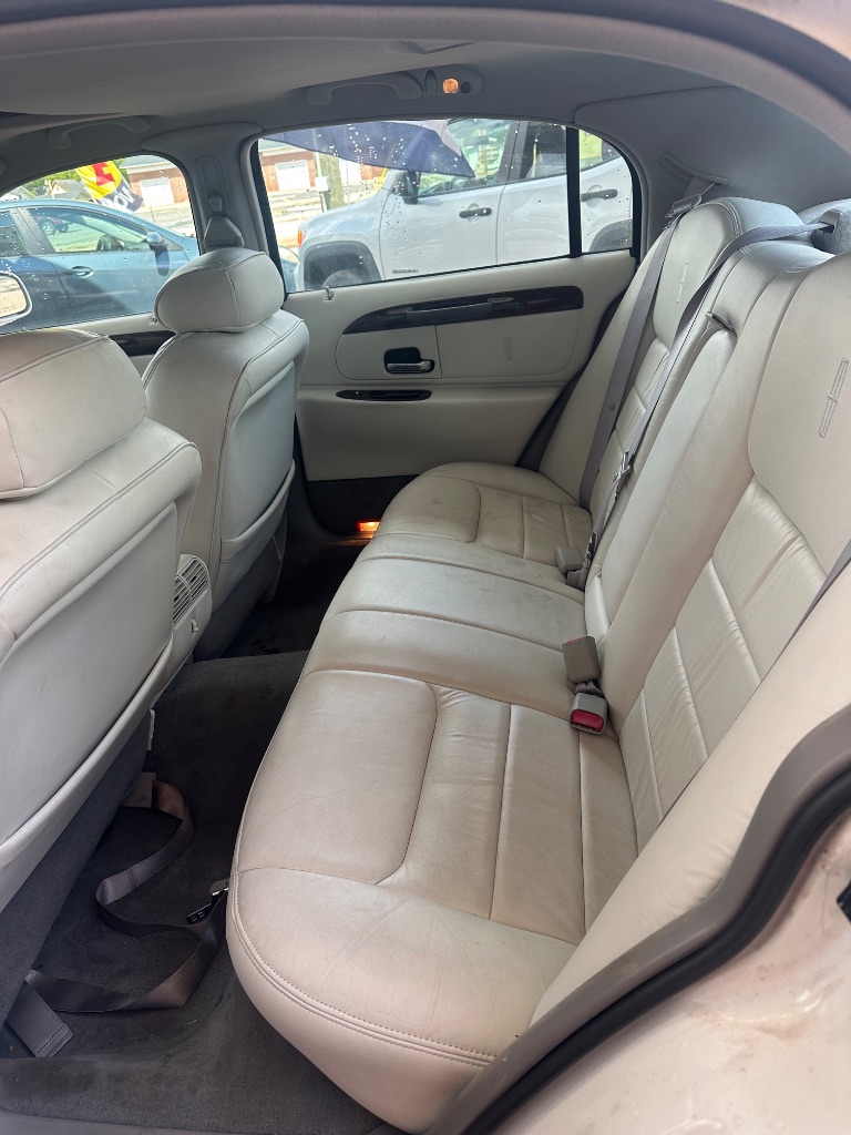 1999 Lincoln Town Car Signature photo