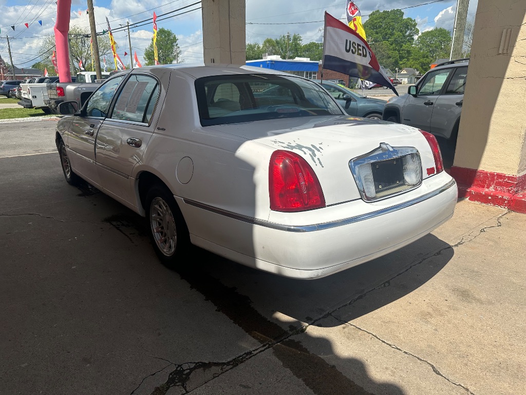 1999 Lincoln Town Car Signature photo