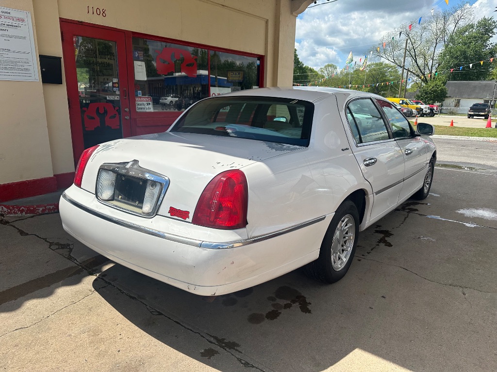 1999 Lincoln Town Car Signature photo