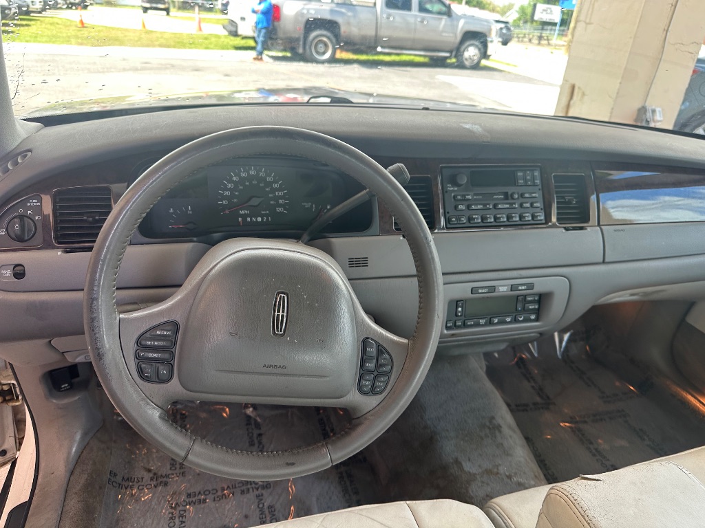 1999 Lincoln Town Car Signature photo