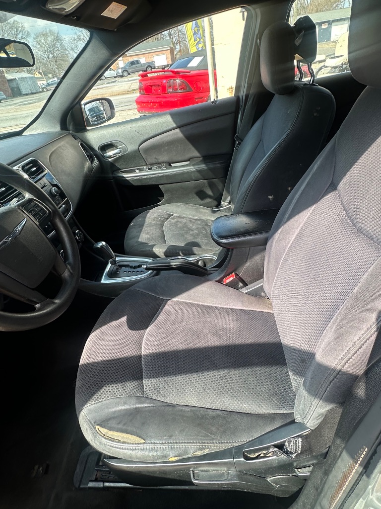 2013 Chrysler 200 - $4,500