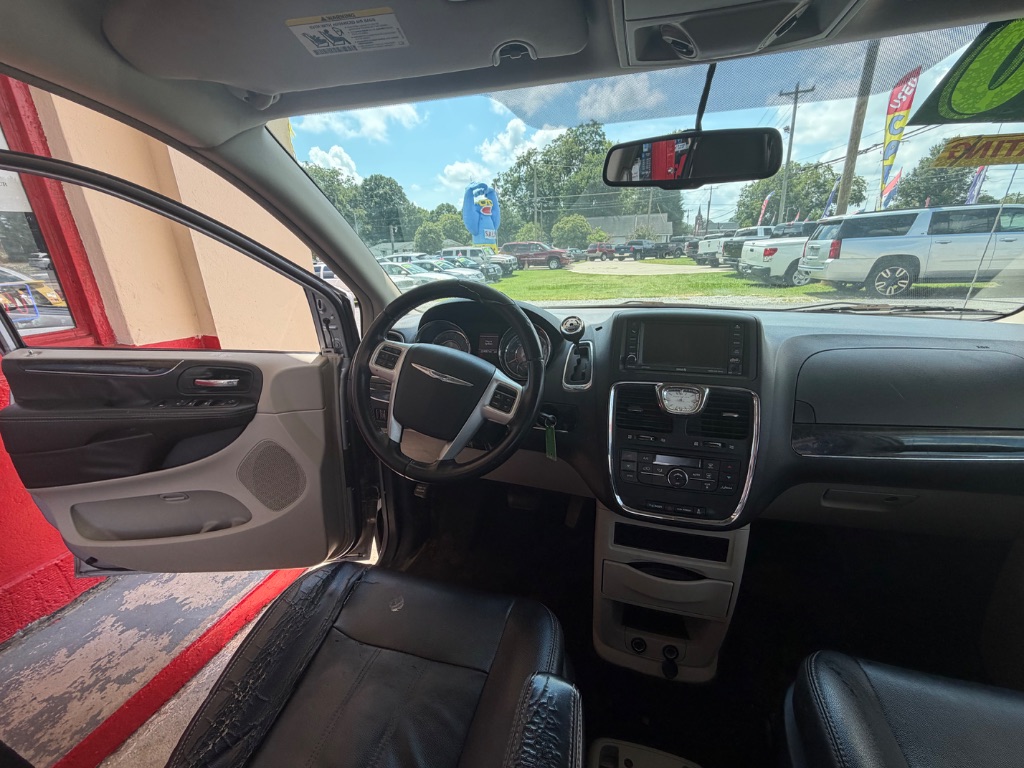 2014 Chrysler Town And Country - $3,500