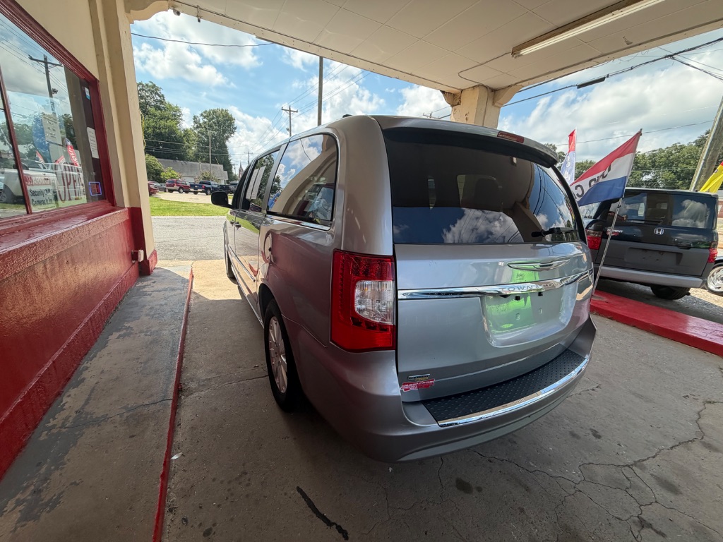 2014 Chrysler Town And Country - $3,500