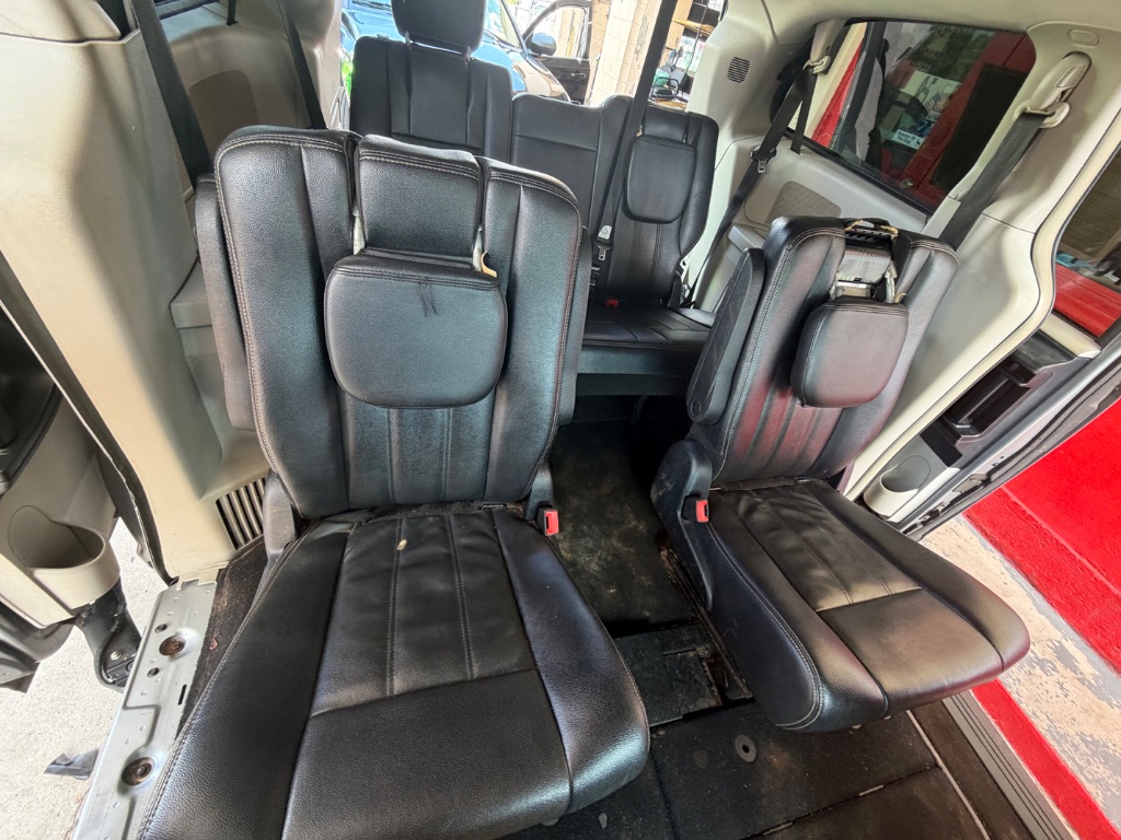 2014 Chrysler Town And Country - $3,500