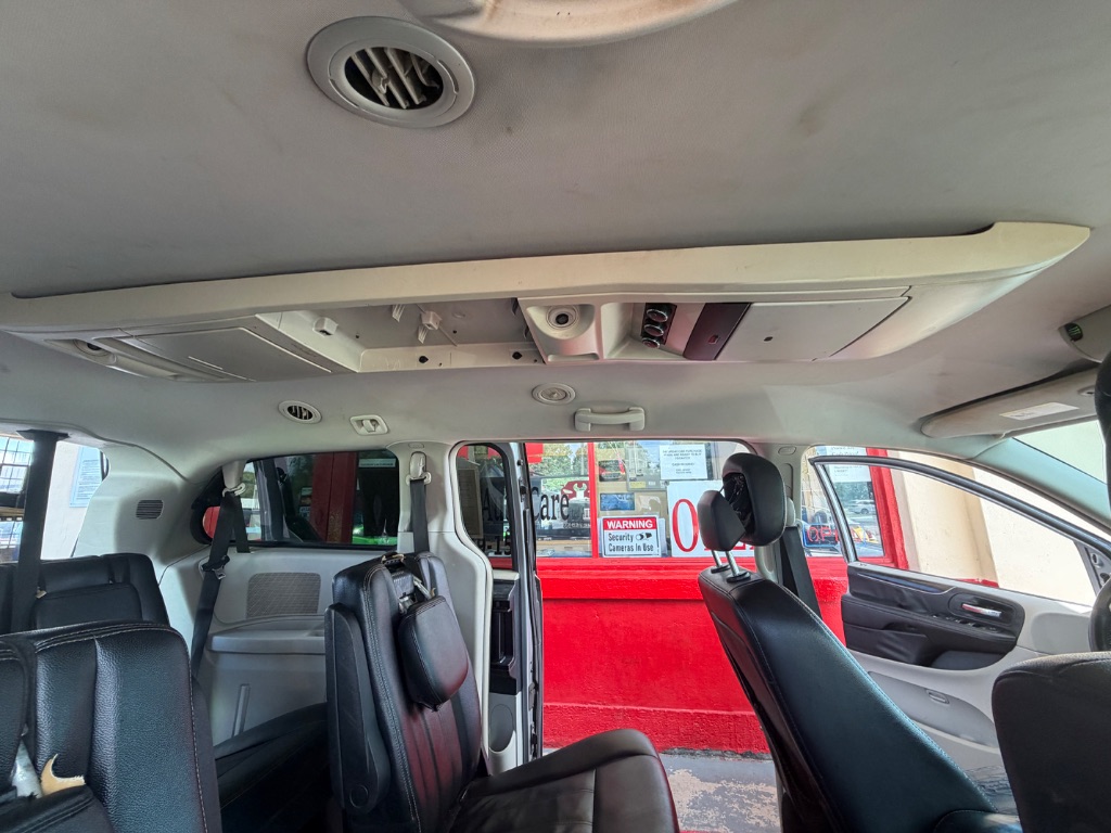 2014 Chrysler Town And Country - $3,500