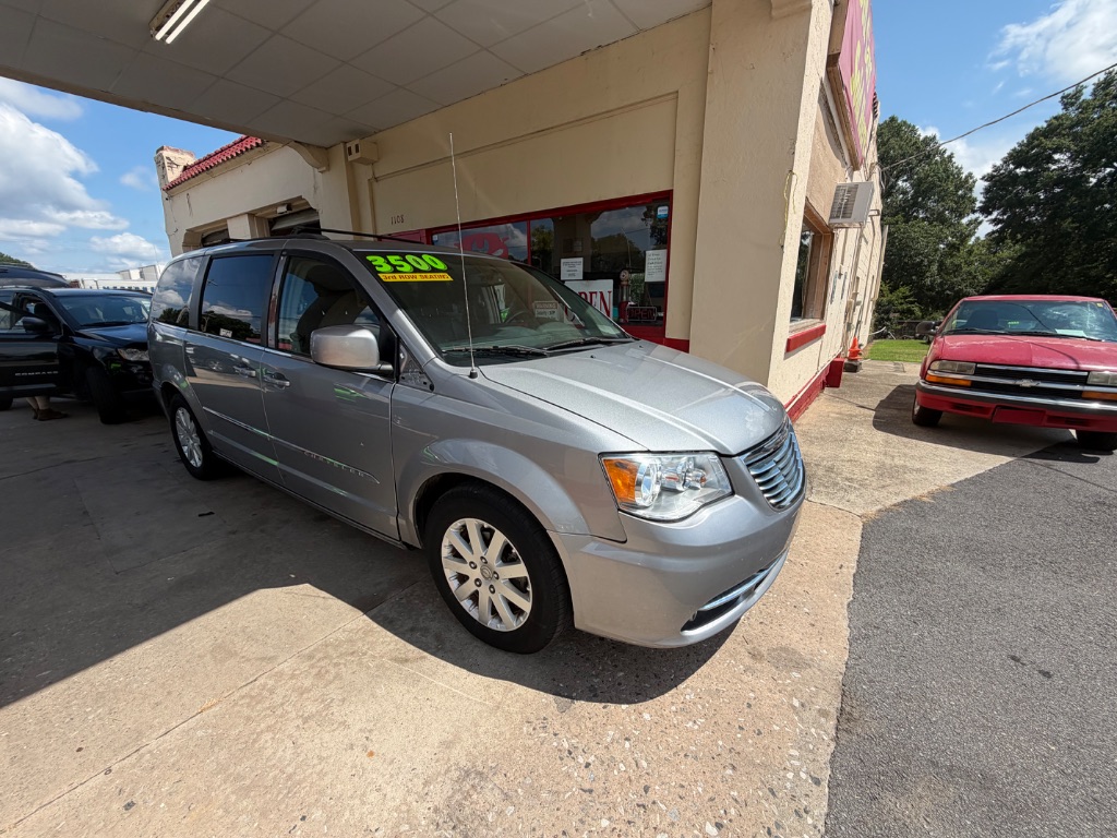2014 Chrysler Town And Country - $3,500