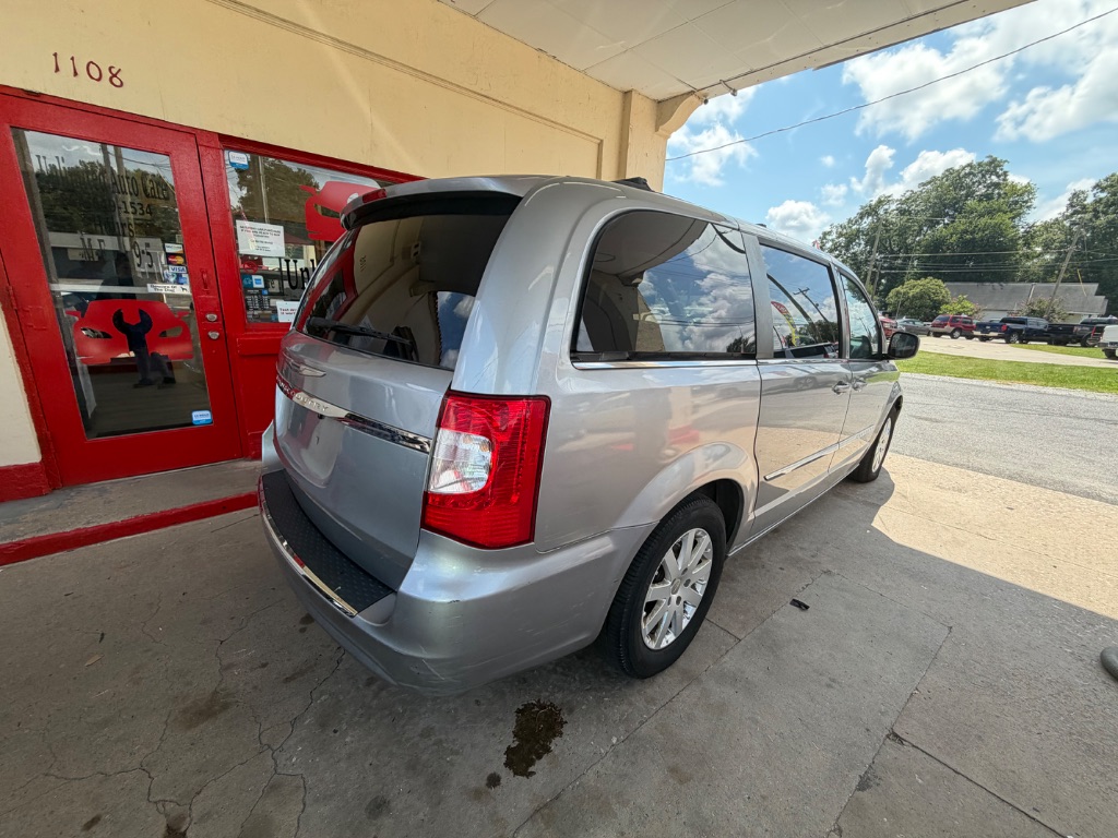 2014 Chrysler Town And Country - $3,500