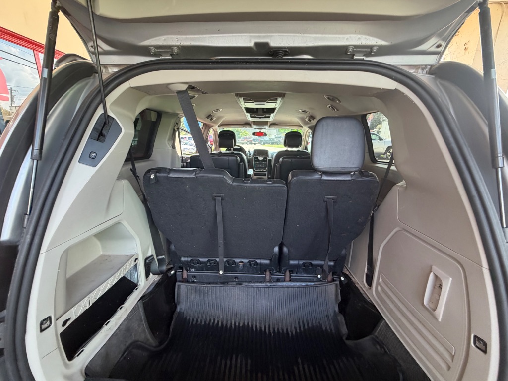 2014 Chrysler Town And Country - $3,500