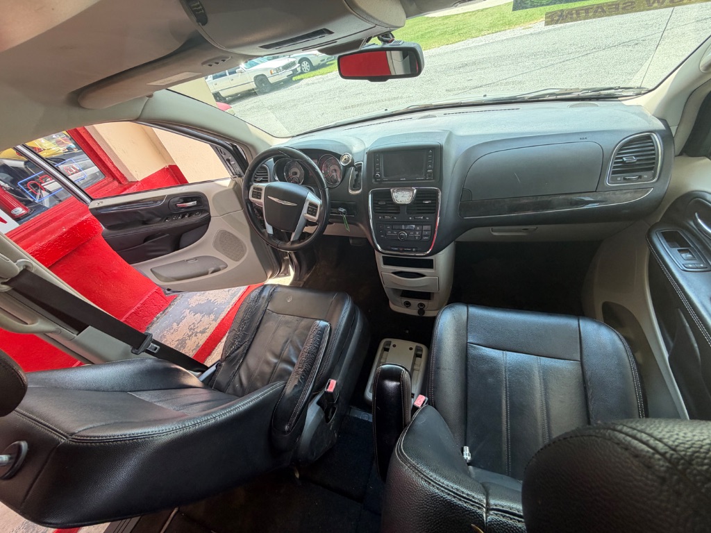 2014 Chrysler Town And Country - $3,500