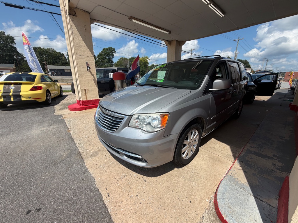 2014 Chrysler Town And Country - $3,500