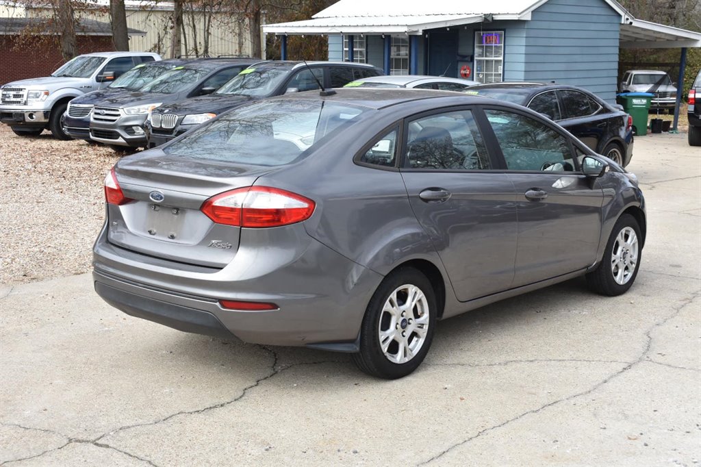 2014 Ford Fiesta SE photo