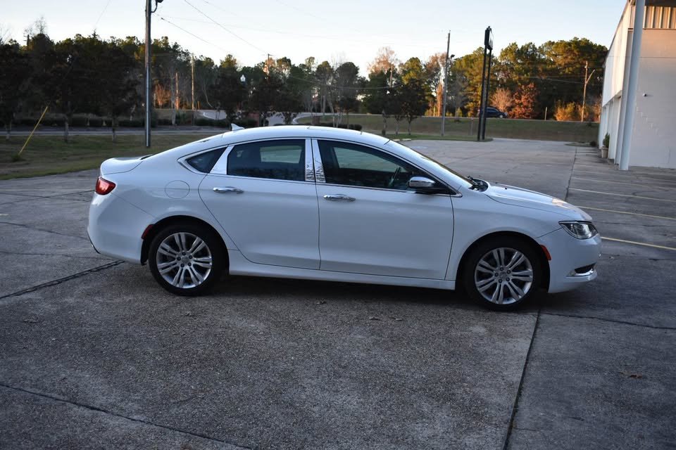 2016 Chrysler 200 - $13,500