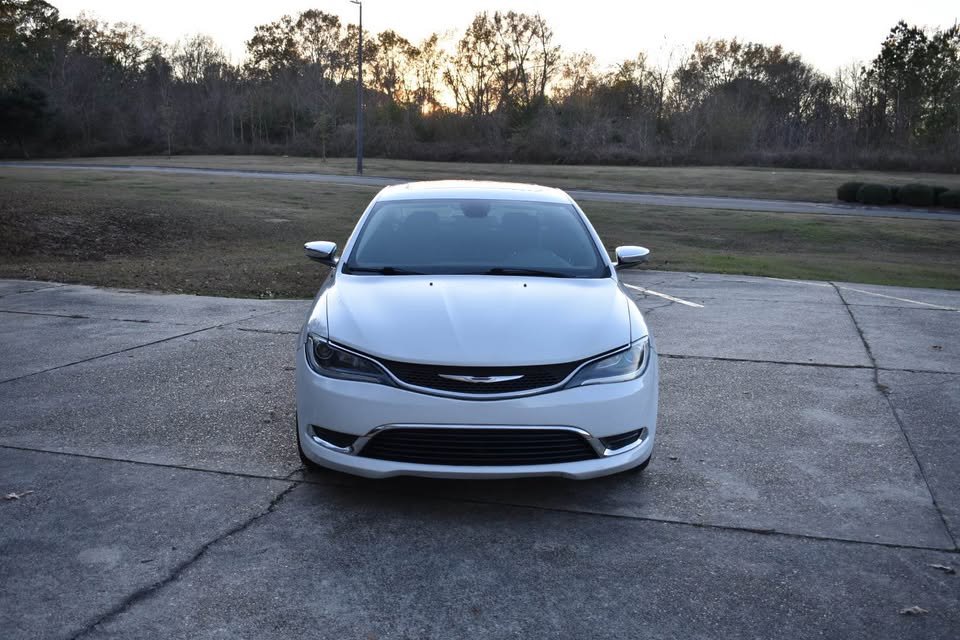 2016 Chrysler 200 - $13,500
