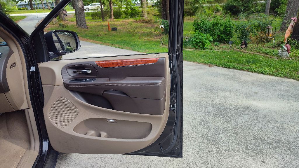 2013 Chrysler Town & Country Touring-L photo