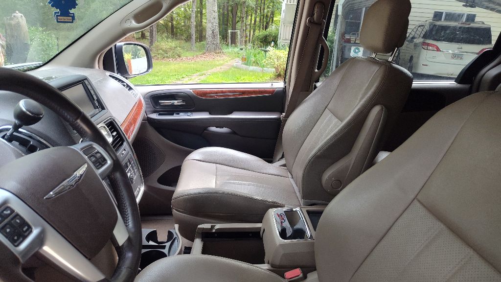 2013 Chrysler Town & Country Touring-L photo