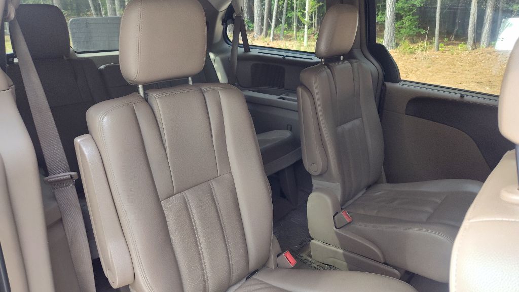 2013 Chrysler Town & Country Touring-L photo