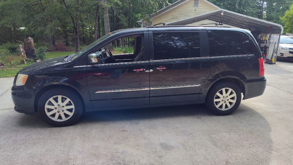 2013 Chrysler Town & Country Touring-L photo