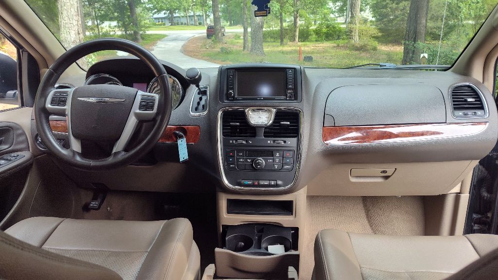 2013 Chrysler Town & Country Touring-L photo