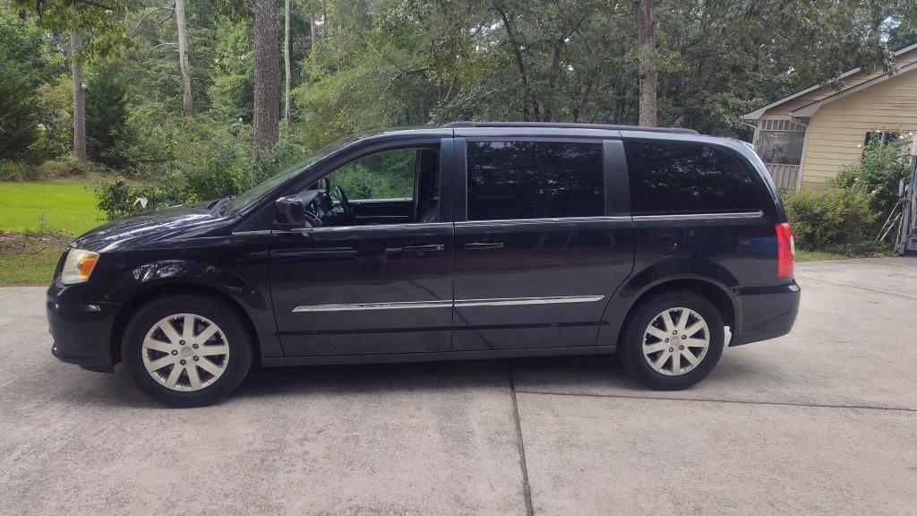2014 Chrysler Town And Country - $4,700