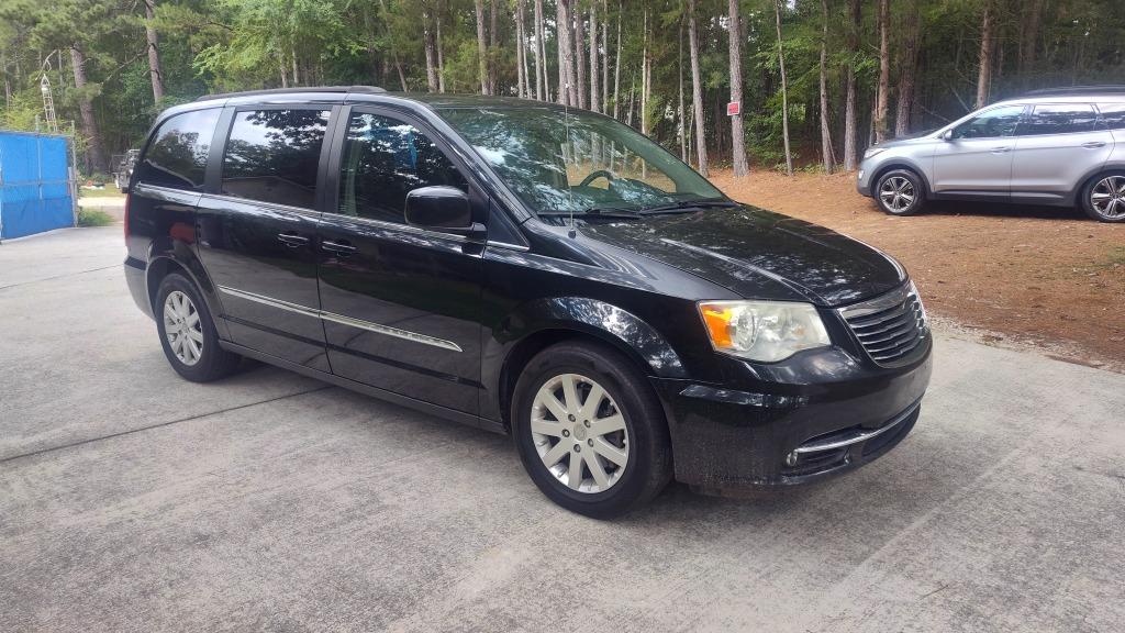 2014 Chrysler Town And Country - $4,700