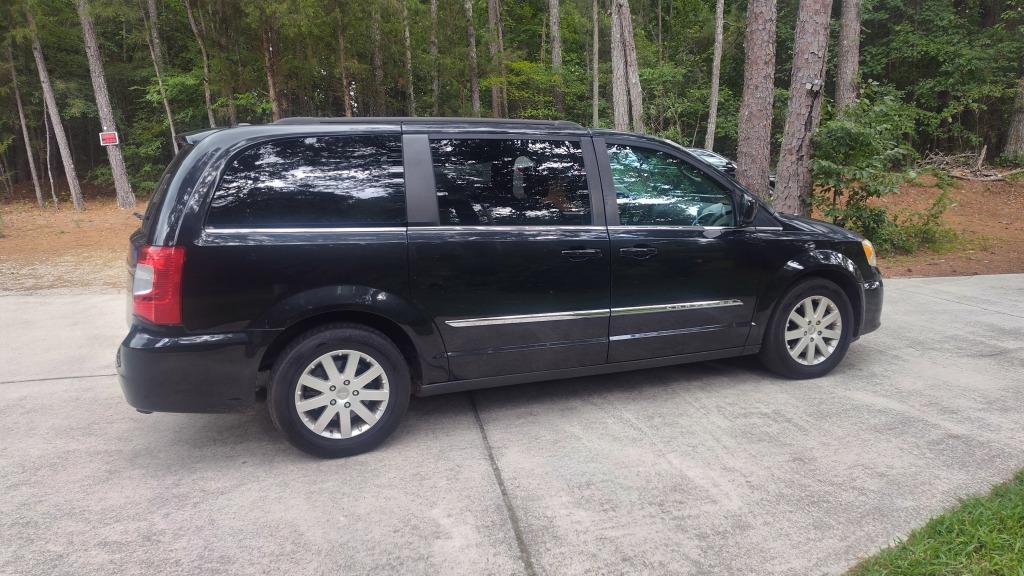 2014 Chrysler Town And Country - $4,700