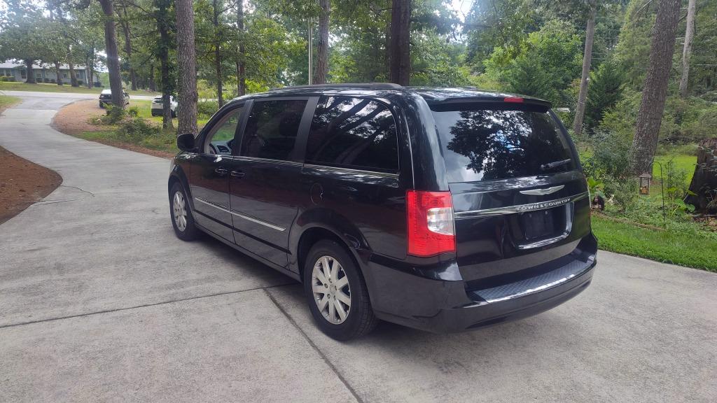 2014 Chrysler Town And Country - $4,700
