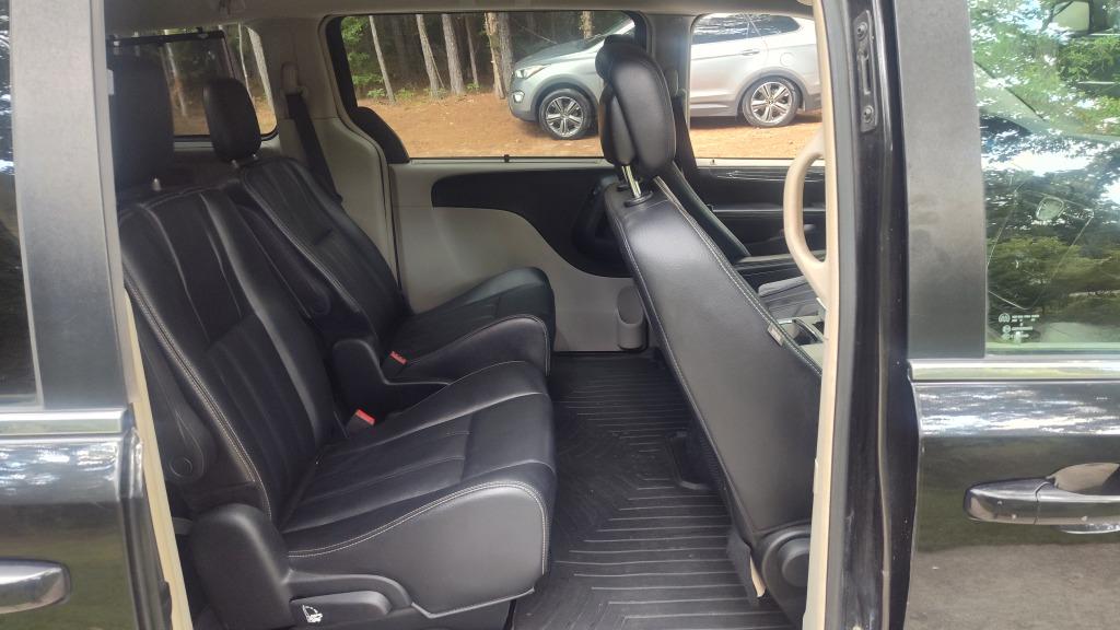 2014 Chrysler Town And Country - $4,700