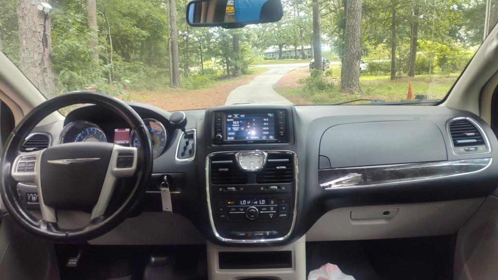 2014 Chrysler Town And Country - $4,700