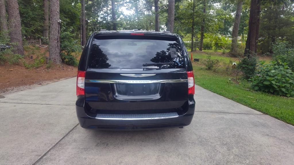 2014 Chrysler Town And Country - $4,700