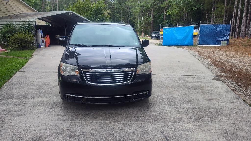 2014 Chrysler Town And Country - $4,700