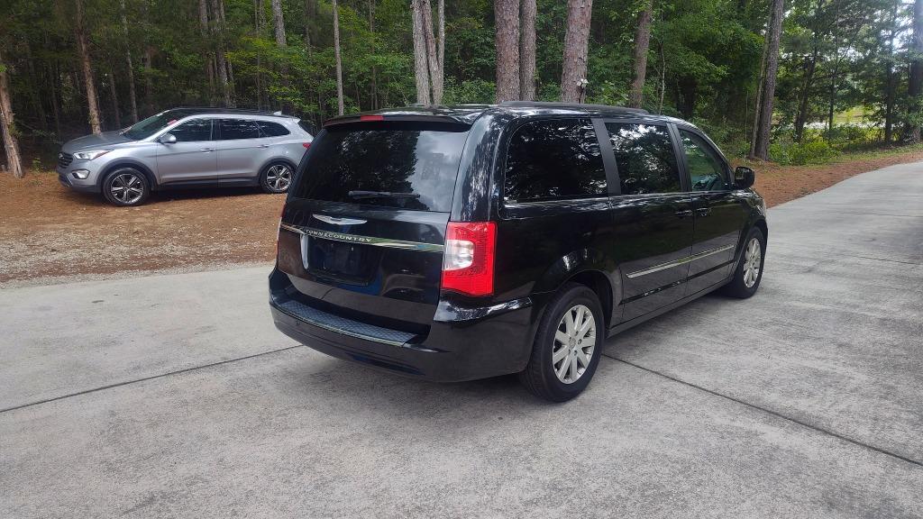 2014 Chrysler Town And Country - $4,700