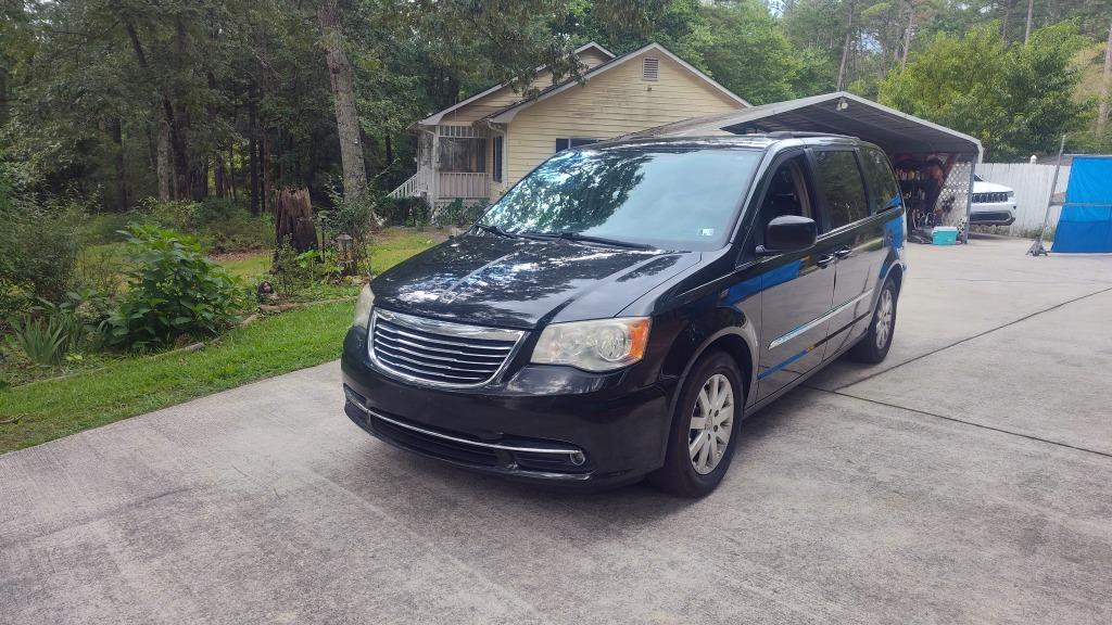 2014 Chrysler Town And Country - $4,700