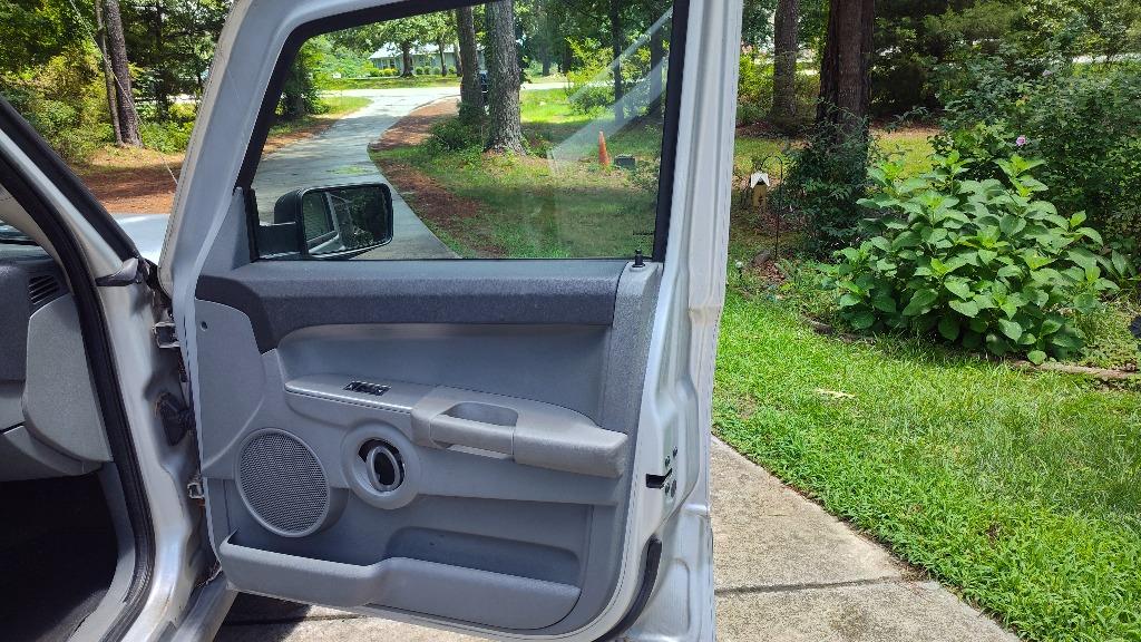 2006 Jeep Commander - $2,800