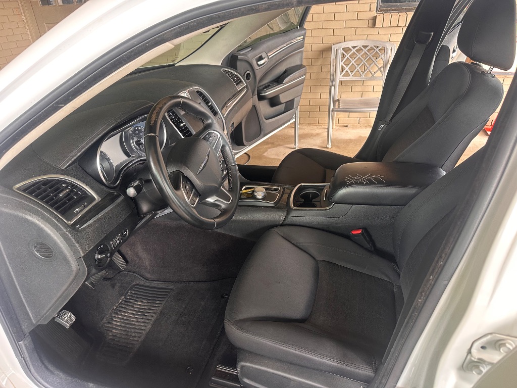 2018 Chrysler 300 - $10,995