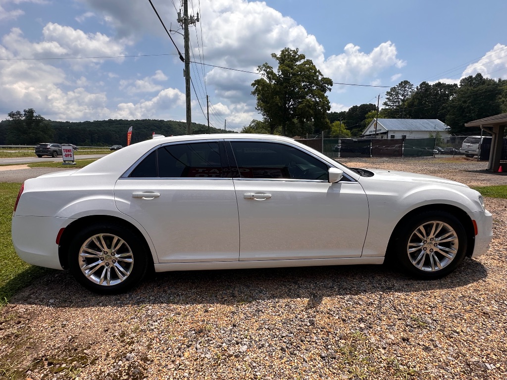 2018 Chrysler 300 - $10,995