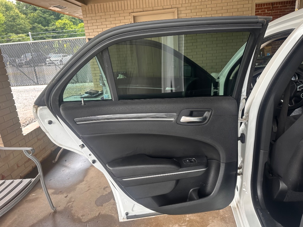 2018 Chrysler 300 - $10,995