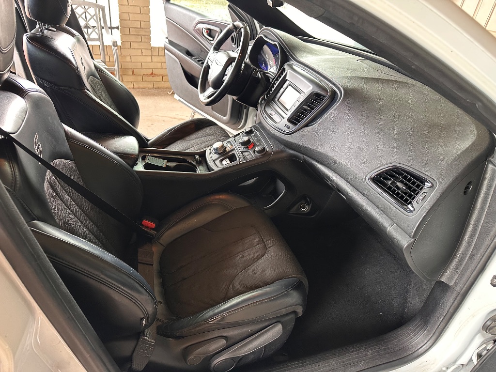 2016 Chrysler 200 - $7,995