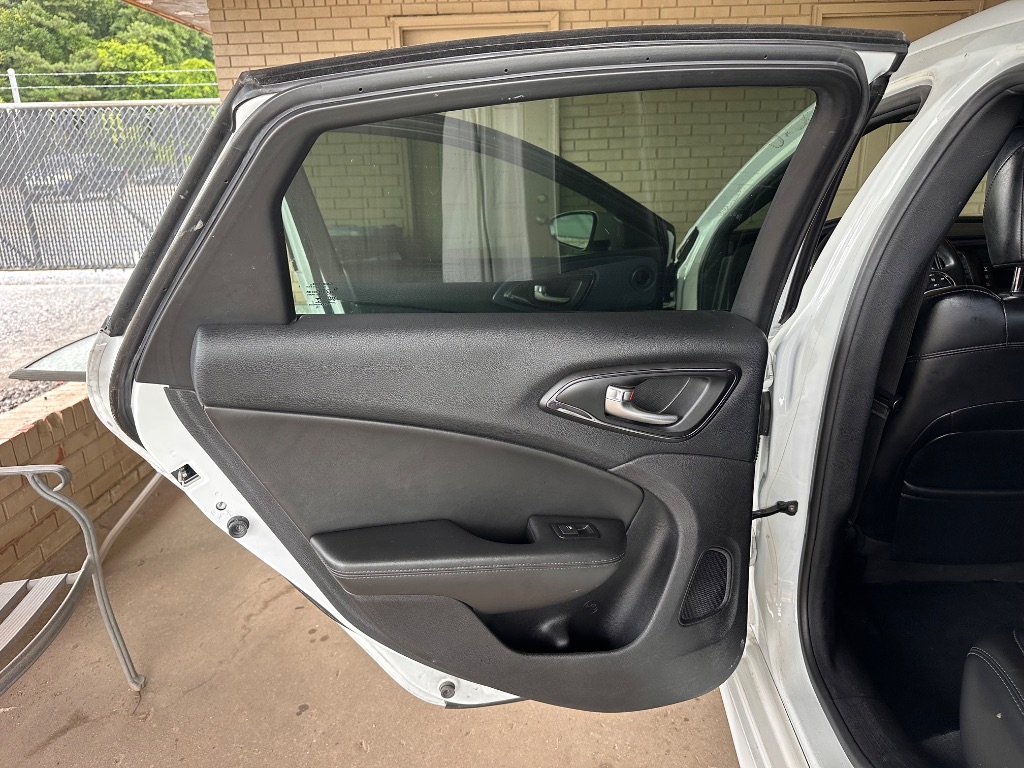 2016 Chrysler 200 - $7,995
