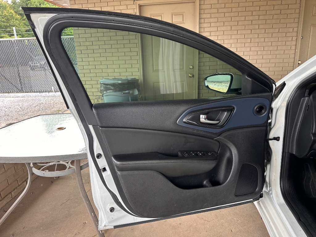 2016 Chrysler 200 - $7,995