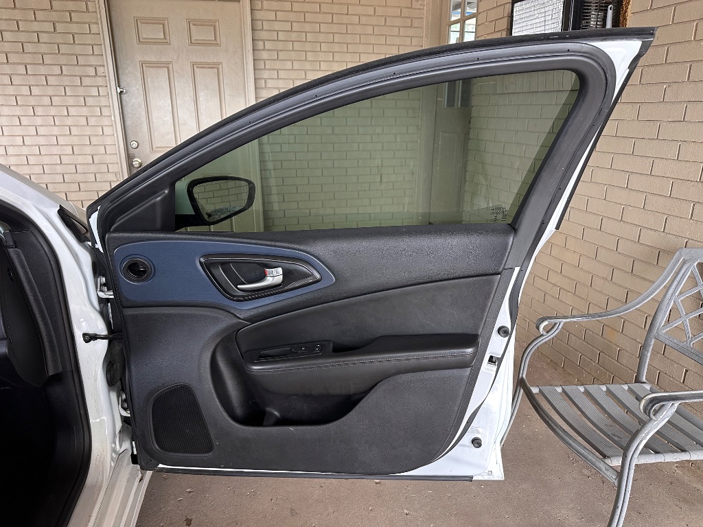 2016 Chrysler 200 - $7,995