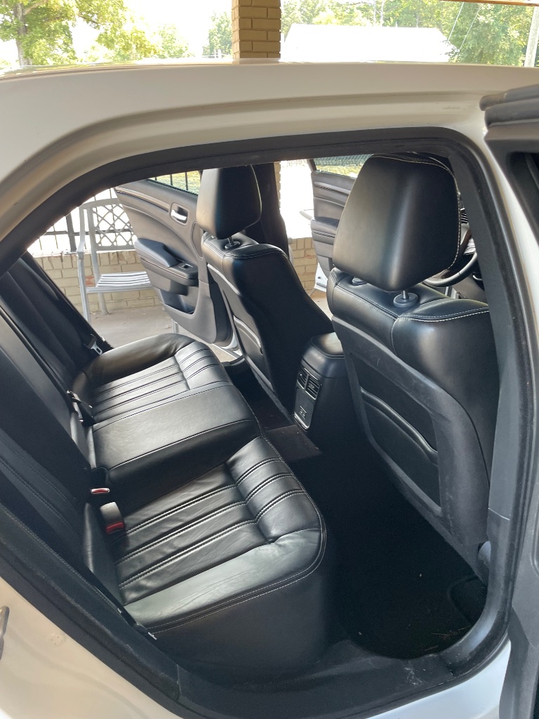 2016 Chrysler 300 - $11,995