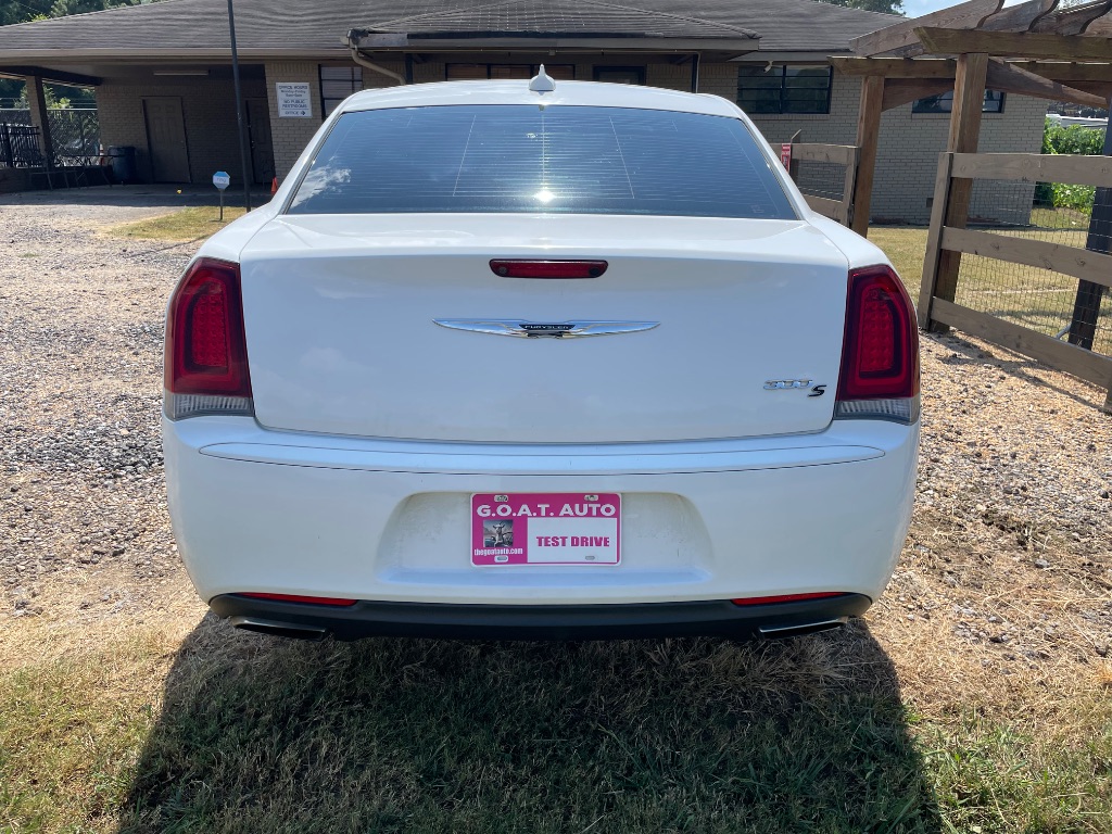 2016 Chrysler 300 - $11,995