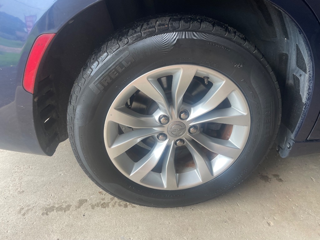 2015 Chrysler 300 - $8,995