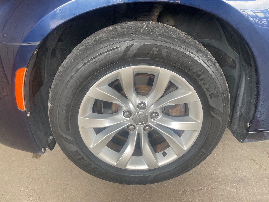 2015 Chrysler 300 - $8,995