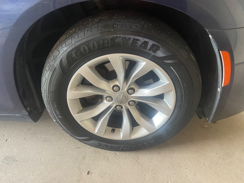 2015 Chrysler 300 - $8,995