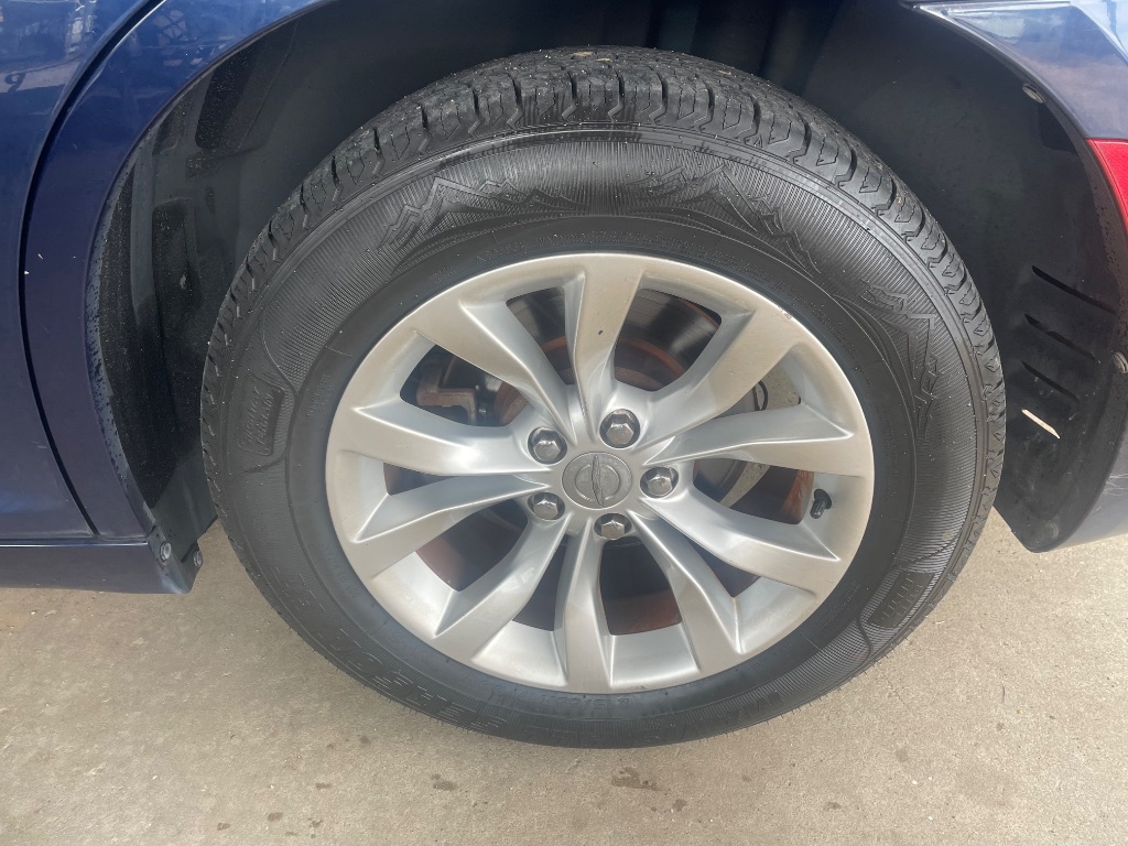 2015 Chrysler 300 - $8,995