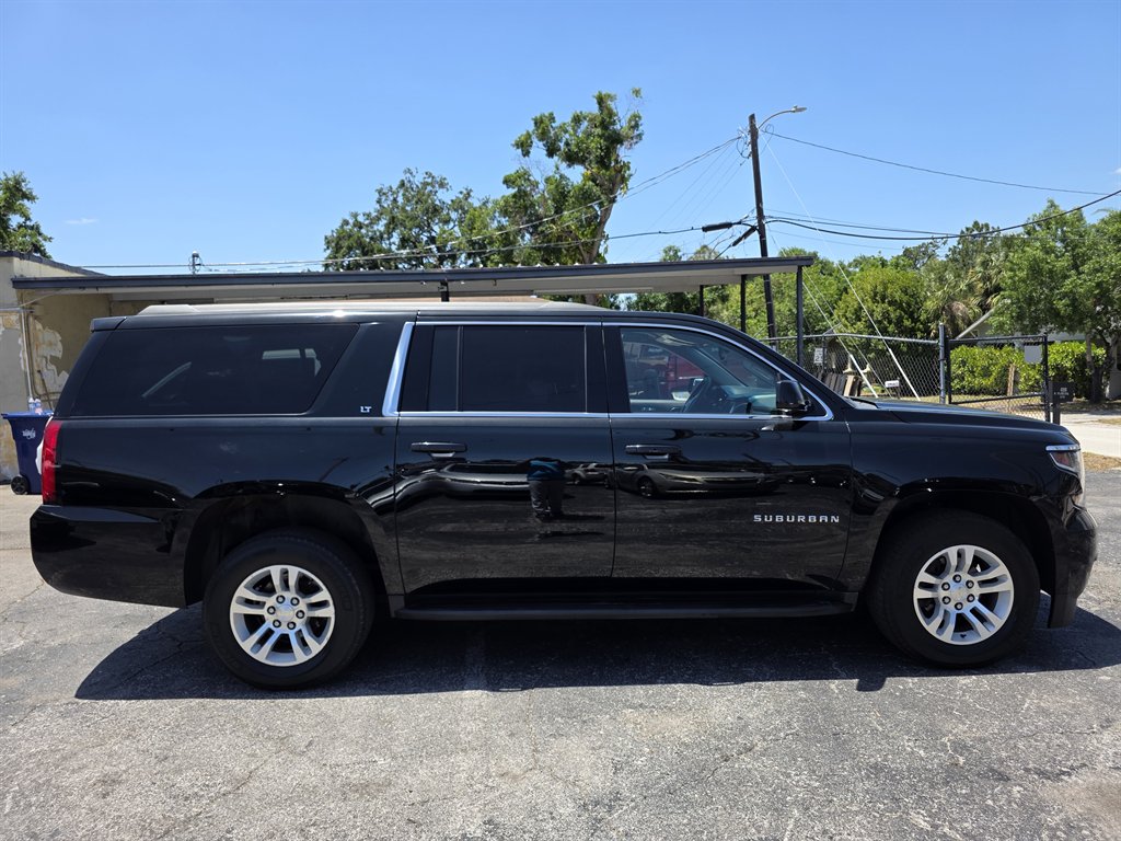 2017 Chevrolet Suburban 1500 LT photo