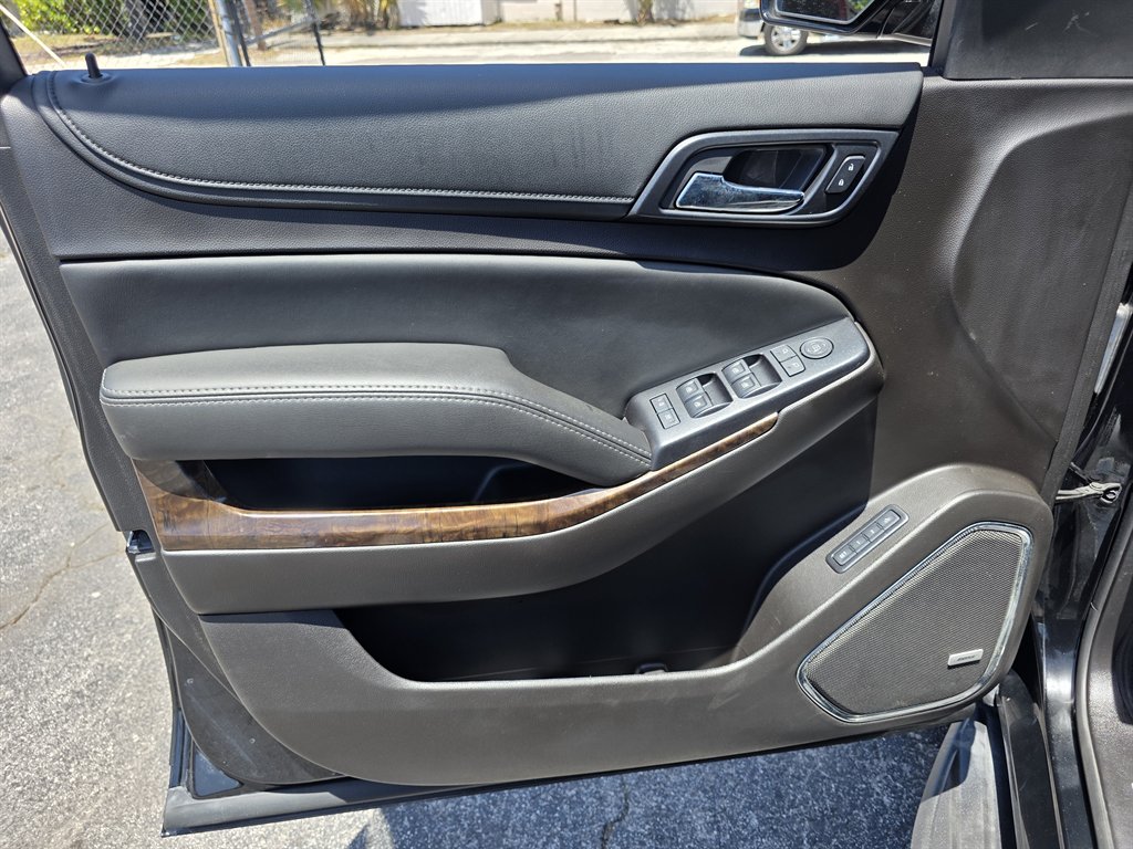 2017 Chevrolet Suburban 1500 LT photo