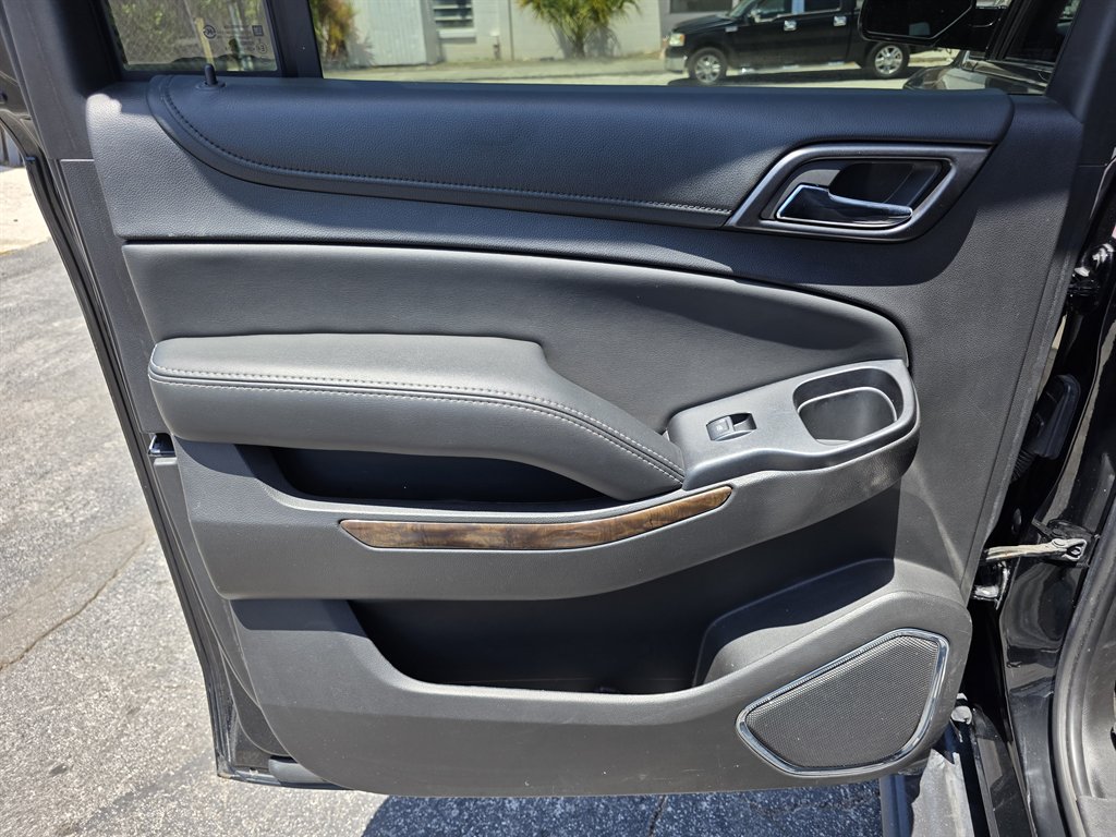 2017 Chevrolet Suburban 1500 LT photo
